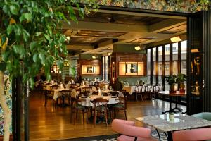 a restaurant with tables and chairs in a room at DAVINCI Suites in Johannesburg