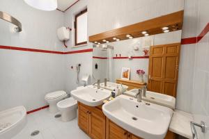 a bathroom with two sinks and a toilet at Sorrento Home Pool family BIG appartament in Sorrento center in Sorrento