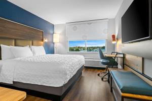 a hotel room with a bed and a window at Tru By Hilton Valparaiso in Valparaiso +36 photos