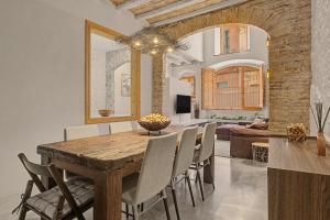 a dining room with a wooden table and chairs at Casa Elegante in Vilanova i la Geltrú