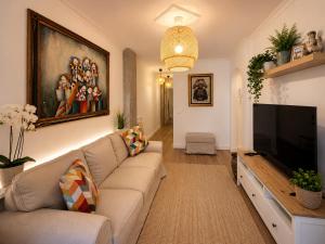 a living room with a couch and a flat screen tv at VV Vista a Teno in Buenavista del Norte