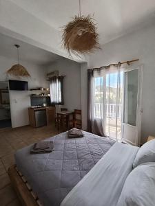 ein Schlafzimmer mit einem großen Bett und eine Küche in der Unterkunft Hotel Livadia in Parikia