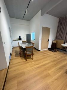 a room with a table and chairs and a kitchen at 滸衖海旅 in Anping