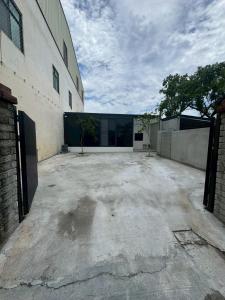 an empty parking lot in front of a building at 滸衖海旅 in Anping