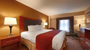 Una habitación de hotel con una cama grande y una ventana. en Days Inn by Wyndham Indiana Benjamin Franklin Highway, en Indiana