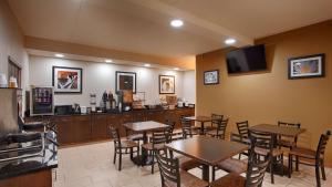 Un restaurante con mesas y sillas y un bar. en Days Inn by Wyndham Indiana Benjamin Franklin Highway, en Indiana