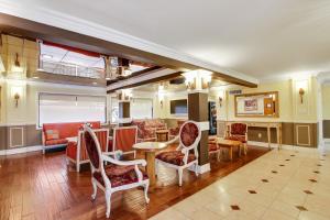 Χώρος καθιστικού στο Rotex Western Inn