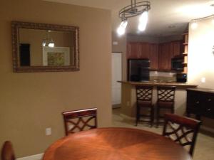 Un comedor y una cocina con una mesa y un espejo. en Speedway Blvd Townhouse, en Homestead 6 fotos más