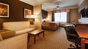 Best Western Plus Easton Inn & Suites tesisinde bir oturma alanı