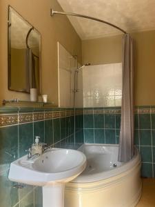 ein Badezimmer mit Waschbecken und Badewanne in der Unterkunft Three Sisters in Dingle + 12 Fotos