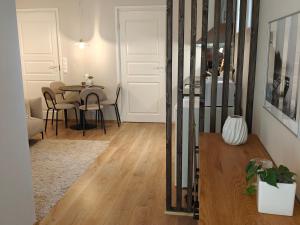 a living room with a table and a dining room at Metsäniitty in Kempele