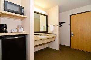 Kuchyň nebo kuchyňský kout v ubytování Best Western Oak Meadows Inn