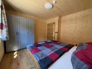 a bedroom with two beds in a wooden cabin at Ferienhof Winkler in Bernbeuren