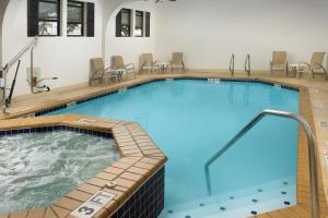 una gran piscina en una habitación de hotel en Best Western Alamo Suites Downtown, en San Antonio
