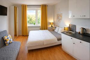 a small bedroom with a bed and a window at Kotwica Puck in Puck