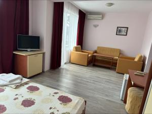 a room with a living room with a tv and a couch at стаи за гости Гергана in Tsarevo