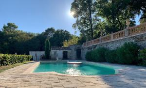 a swimming pool in the middle of a yard at Chateau de Mons Gard prés d Uzes in Mons