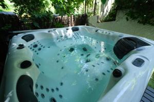 a sink in a yard with water in it at Villa Valmores in Olmeda de las Fuentes