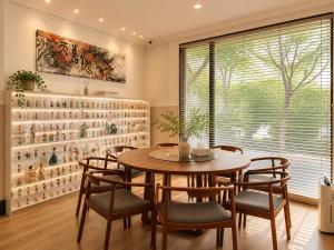 a dining room with a table and chairs and a window at 別荘 1日1組貸切 芦ノ湖徒歩1分 最大16名 BBQ設備レンタルOk 無料駐車場 in Hakone