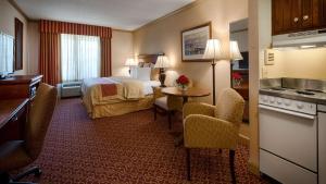 Kuchyň nebo kuchyňský kout v ubytování Best Western PLUS Morristown Inn-Florham Park