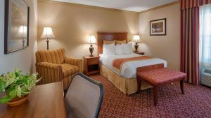 Postel nebo postele na pokoji v ubytování Best Western PLUS Morristown Inn-Florham Park