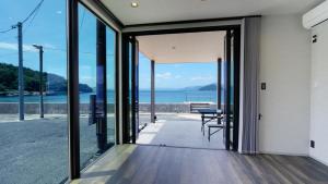 an open door of a house with a view of the ocean at LIFEMENT GLANZ Okimi in Etajima