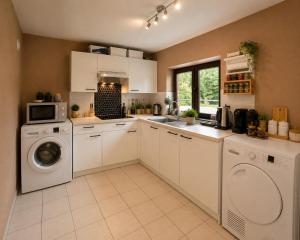 a kitchen with a washing machine and a washer at Citadelle Liège Centre in Liège