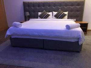 a bedroom with a large bed with a large headboard at HOTEL GANI in Manjacaze