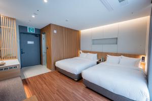 a hotel room with two beds and a bathroom at Jamsil Hotel Vene in Seoul +35 photos