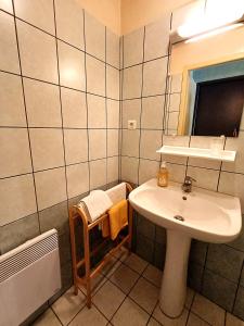 a bathroom with a sink and a mirror at Le Commerce in Bulgnéville +25 photos