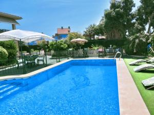 a swimming pool with blue water in a yard at Apartamento en playa arenal de Burriana in Burriana