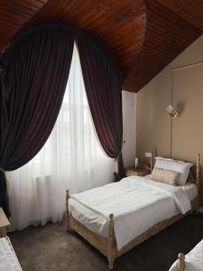 a bedroom with a bed and a large window at Hotel Turist Beharca in Beharca
