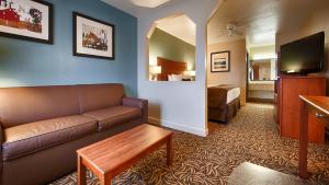 TV a/nebo společenská místnost v ubytování Best Western Regency Inn & Suites