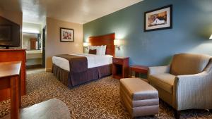 Un pat sau paturi într-o cameră la Best Western Regency Inn & Suites