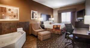 - une chambre d'hôtel avec un lit et une baignoire dans l'établissement Best Western Plover-Stevens Point Hotel & Conference Center, à Plover