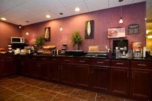 a fast food restaurant with a counter with aperature at Best Western Plover-Stevens Point Hotel & Conference Center in Plover