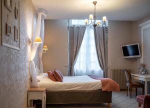 a bedroom with a bed and a window at Logis Hotel Le Prince Noir in Sérignac-sur-Garonne