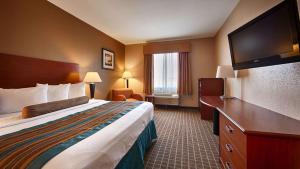 Un pat sau paturi într-o cameră la Best Western Orange Inn & Suites