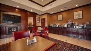 Reštaurácia alebo iné gastronomické zariadenie v ubytovaní Best Western Orange Inn & Suites