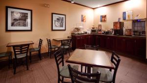 Best Western PLUS Executive Inn في Saint Marys: مطعم بطاولات وكراسي وكاونتر