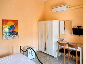a bedroom with a bed and a desk with a mirror at B&B I Pioppi Argentati in Giulianova