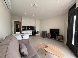 a living room with a couch and a kitchen at O Lar de LUCI in Nigrán +30 photos