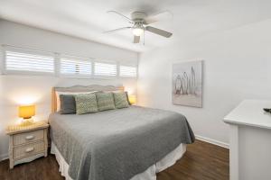 a bedroom with a bed and a ceiling fan at SUGAR BEACH RESORT, #421 in Kihei