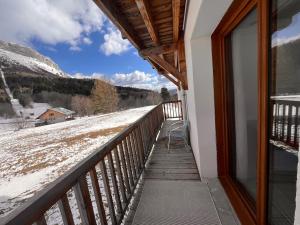 a balcony with a view of a snow covered mountain at Le Plainpalais - 4pers - Balcon vue Montagnes in Les Déserts