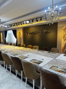 a conference room with a long table and chairs at Grand Gülizar Otel in Urfa