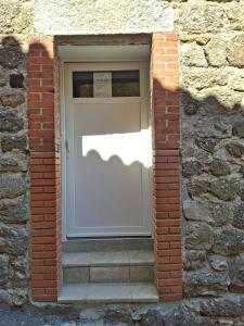 a white garage door in a brick wall at La belle étoile in Saugues