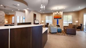 a lobby with a bar with chairs and a living room at Best Western Plus Roswell/Alpharetta in Roswell