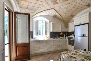 A kitchen or kitchenette at Villa Panagias tis Loreto