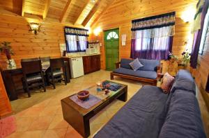 a living room with a couch and a table at סוויטות חלב ודבש in Kefar Zetim