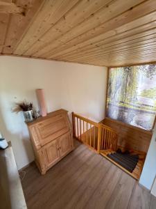 a room with a wooden staircase and a window at Stausee-Haus in Neumühle